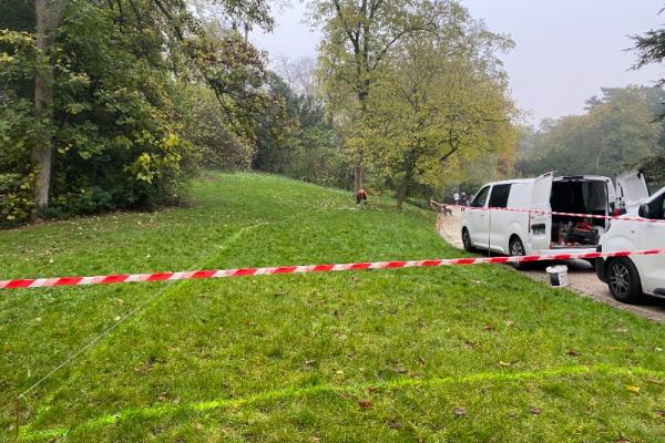 A l'aide de pelle mécanique : Création dalle béton aux Buttes Chaumont 