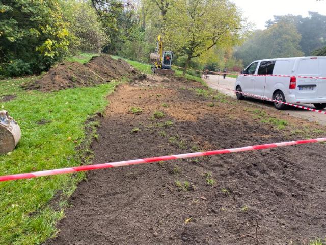A l'aide de pelle mécanique : Création dalle béton aux Buttes Chaumont 