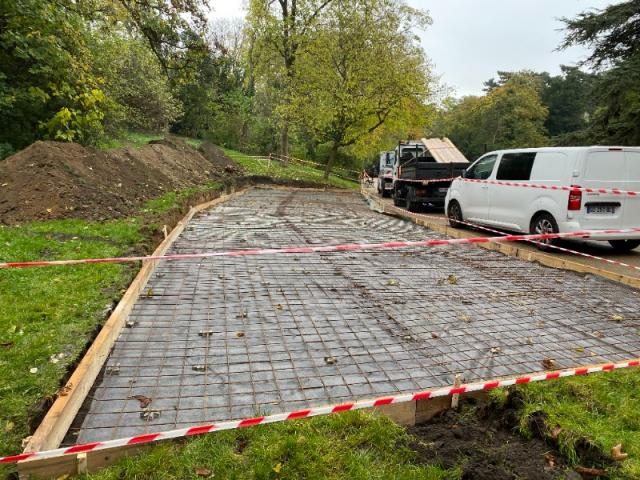 A l'aide de pelle mécanique : Création dalle béton aux Buttes Chaumont 