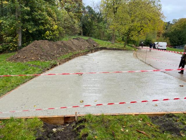 A l'aide de pelle mécanique : Création dalle béton aux Buttes Chaumont 