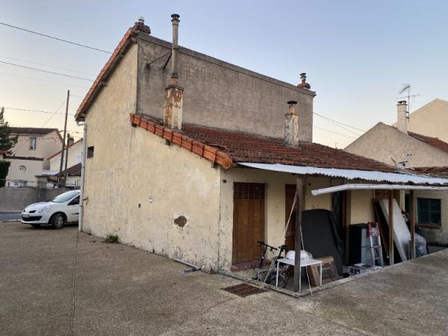 DEMOLITION D'UN PAVILLON A  PARAY VIEILLE POSTE A L'AIDE DE PELLE MECANIQUE 