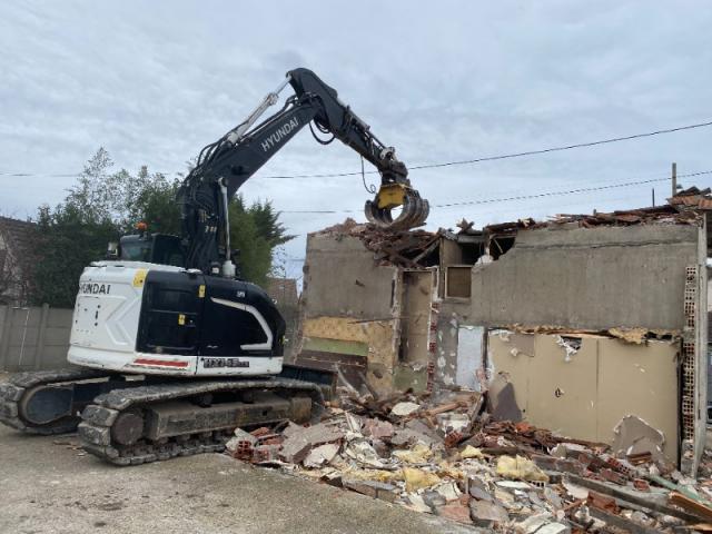 DEMOLITION D'UN PAVILLON A  PARAY VIEILLE POSTE A L'AIDE DE PELLE MECANIQUE 