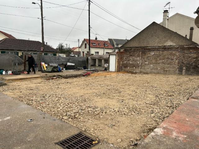 DEMOLITION D'UN PAVILLON A  PARAY VIEILLE POSTE A L'AIDE DE PELLE MECANIQUE 
